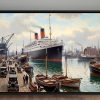 Ankunft des Ozeandampfers im Hafen– Bild auf Leinwand mit Rahmen